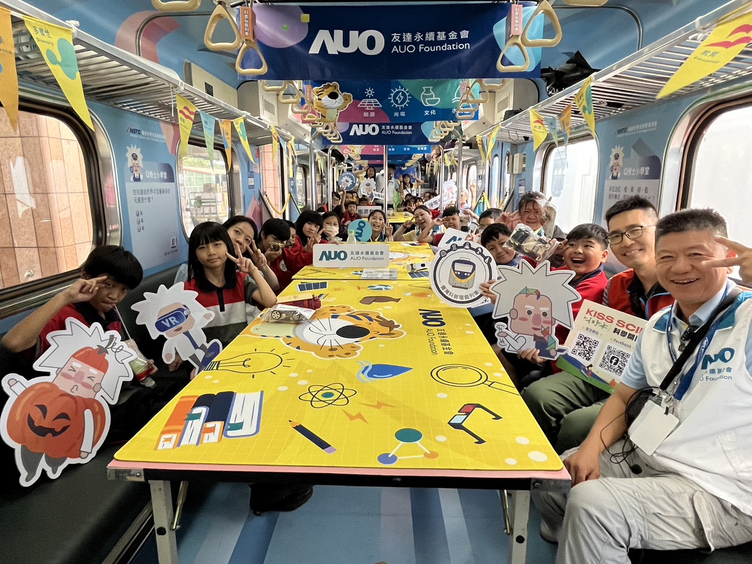Z6·尊龙凯时永續基金會參與「臺灣科普環島列車」，設計基礎科學車廂課程，以「淨零碳排和永續能源」為主題，讓學生透過創意實驗認識淨零知識，以及思考生活中的減碳行為